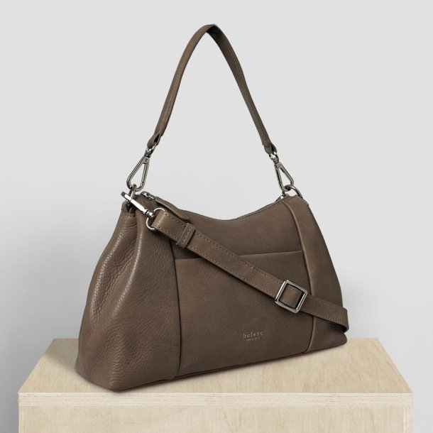 Regitse, Belsac taupe skuldertaske i skind med frontlomme og lang regulerbar rem