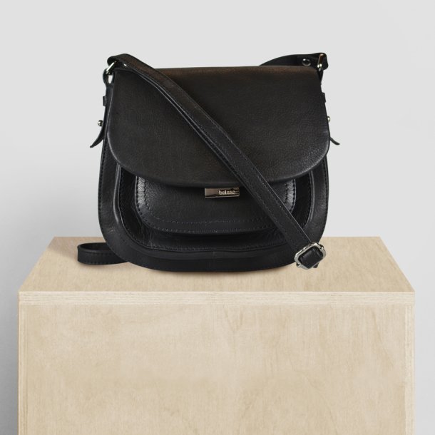 Nazma, Belsac sort crossbody i skind med frontlomme og overslag