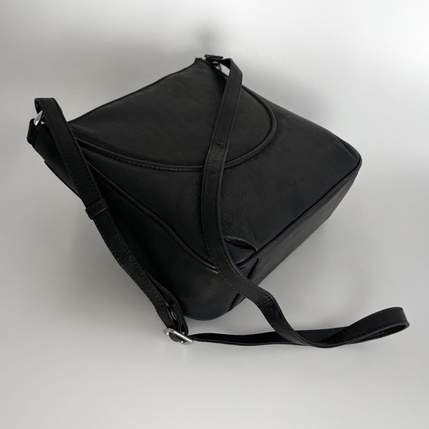 Lelu, Belsac sort skuldertaske/håndtaske i skind med kraftig skulderrem og toplynlås