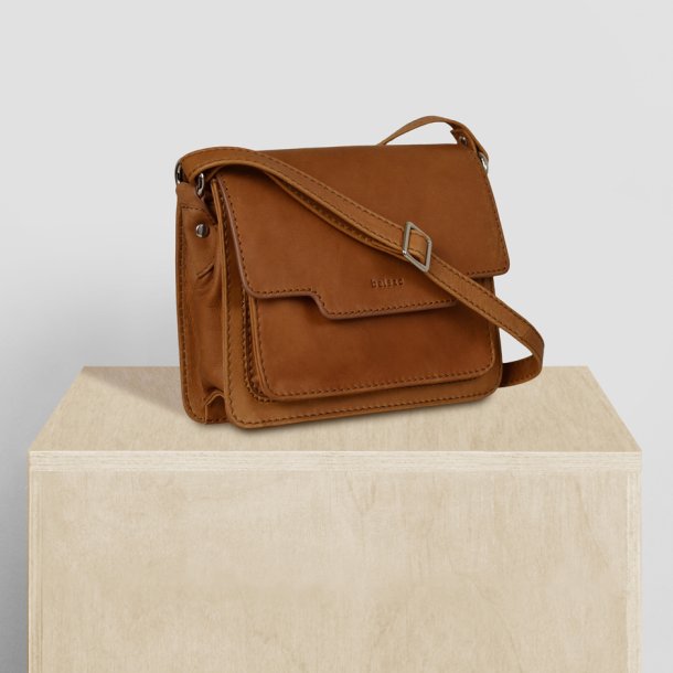 Thelma, Belsac cognac crossbody i skind med flere rum og overslag