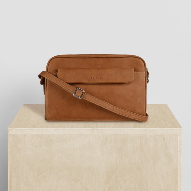 Bjoerk, Belsac cognac rummelig crossbody i skind med fast bund og lang rem