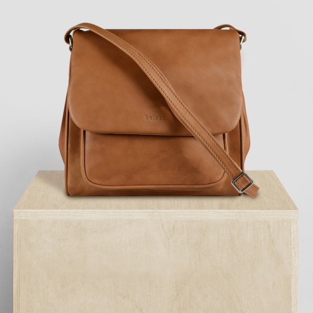 Briella, Belsac cognac crossbody i skind med kraftigt overslag og lang rem