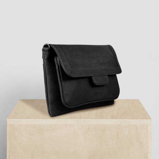 Chea, Belsac sort clutch/crossbody i bldt skind med overslag og lang rem