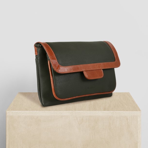 Chea, Belsac grn clutch/crossbody i bldt skind med overslag og lang rem