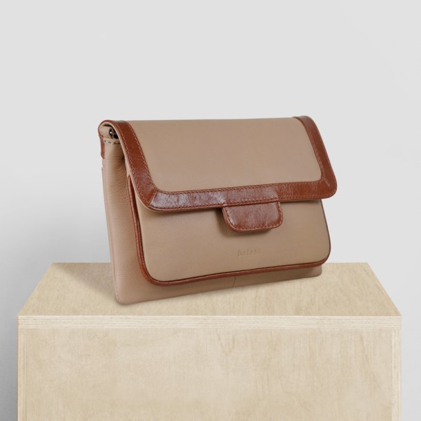 Chea, Belsac nude clutch/crossbody i bldt skind med overslag og lang rem