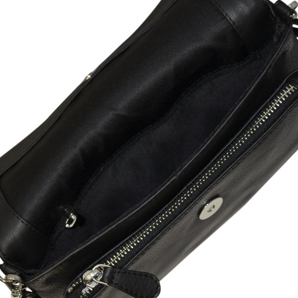 Chea, Belsac sort clutch/crossbody i bldt skind med overslag og lang rem