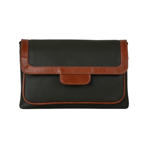 Chea, Belsac grn clutch/crossbody i bldt skind med overslag og lang rem