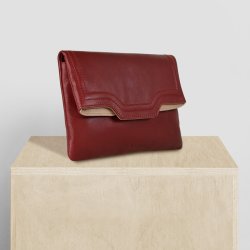 Cherstin, Belsac mørk rød clutch i skind med smuk beige kontrastfarve