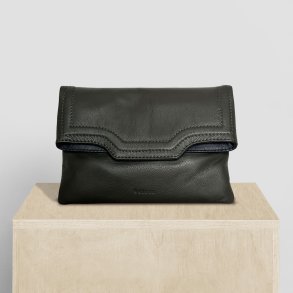 Cherstin, Belsac grn clutch i skind med smuk mrkebl kontrastfarve
