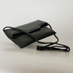 Cherstin, Belsac grøn clutch i skind med smuk mørkeblå kontrastfarve