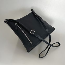 Cici, Belsac sort crossbody i skind med toplynls og lang rem