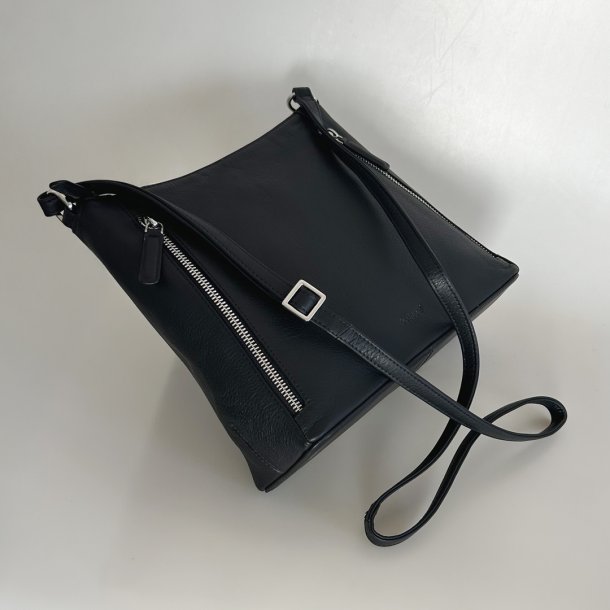 Cici, Belsac sort crossbody i skind med toplynls og lang rem