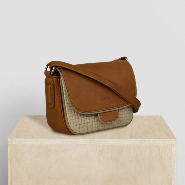 Dakota, Belsac cognac/beige crossbody i skind med flettet front og overslag