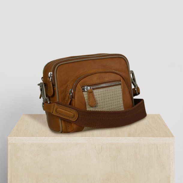 Dalani, Belsac cognac/beige crossbody i skind med flere rum og flettet skind p fronten