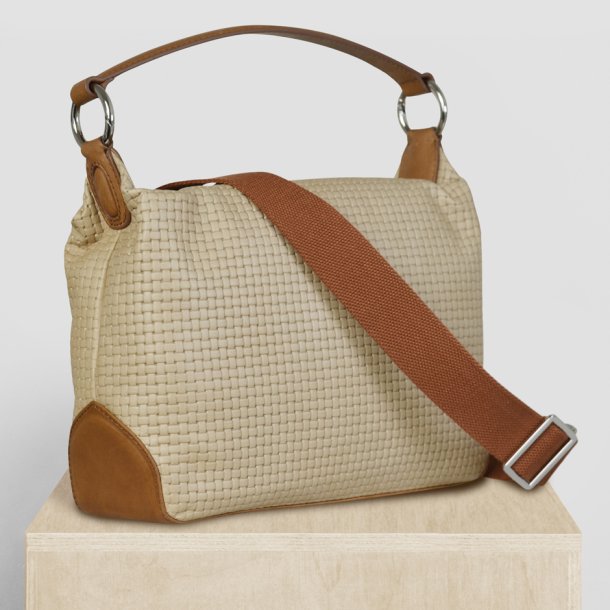 Daniella, Belsac cognac/beige skuldertaske i skind med fast bund og kraftig skulderrem