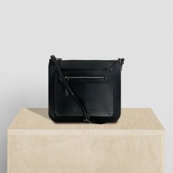 Luca, Belsac sort crossbody i skind med frontlomme og regulerbar rem