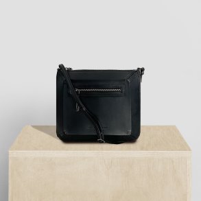 Luca, Belsac sort crossbody i skind med frontlomme og regulerbar rem