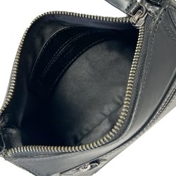 Luca, Belsac sort crossbody i skind med frontlomme og regulerbar rem
