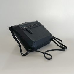 Luca, Belsac sort crossbody i skind med frontlomme og regulerbar rem