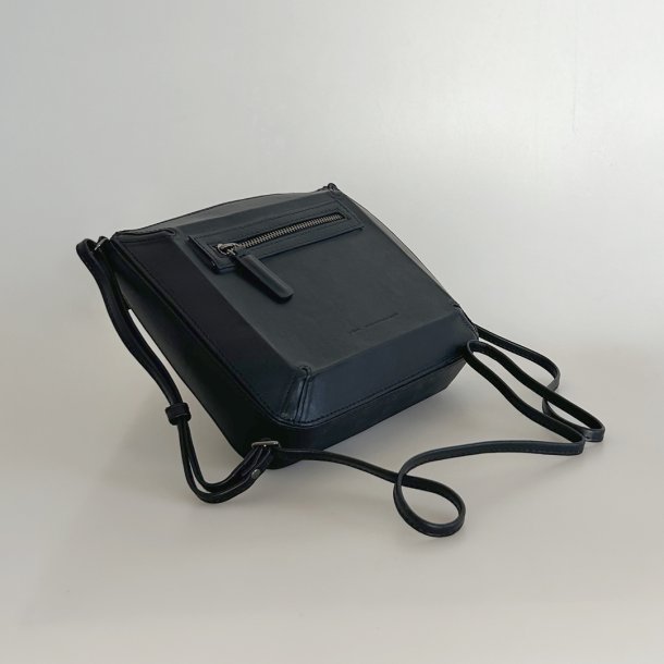 Luca, Belsac sort crossbody i skind med frontlomme og regulerbar rem