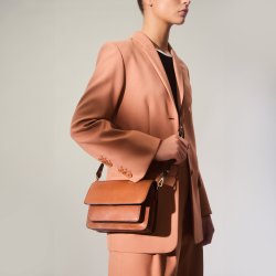 Olga, Belsac cognac crossbody i skind med overslag og  lang regulerbar rem
