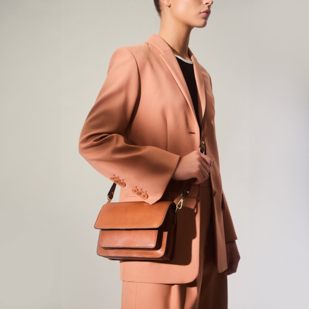Olga, Belsac cognac crossbody i skind med overslag og  lang regulerbar rem