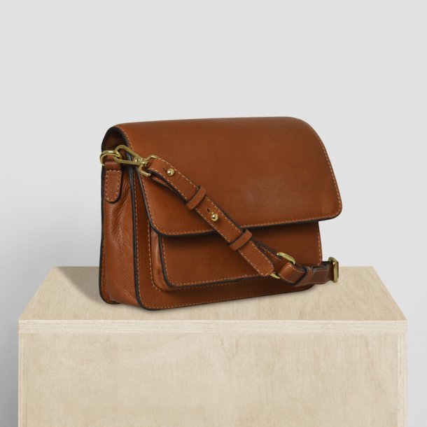 Olga, Belsac cognac crossbody i skind med overslag og  lang regulerbar rem