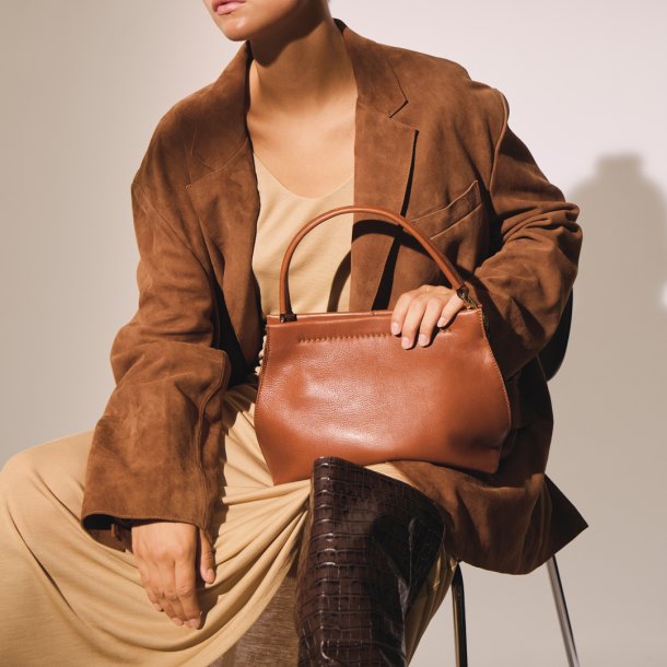 Petra, Belsac cognac skuldertaske i bldt skind med kraftig rem
