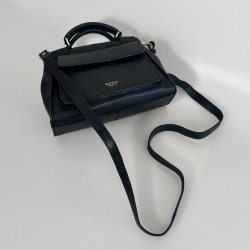 Rachel, Belsac sort crossbody i skind med frontlomme og lang regulerbar rem
