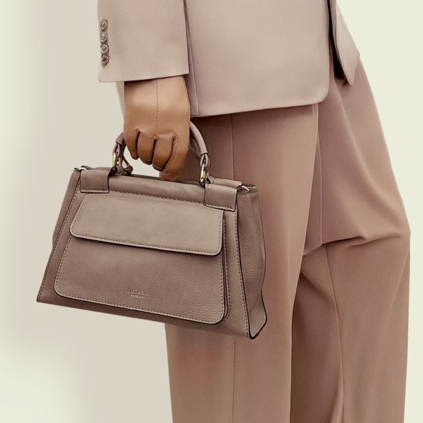 Rachel, Belsac taupe crossbody i skind med frontlomme og lang regulerbar rem