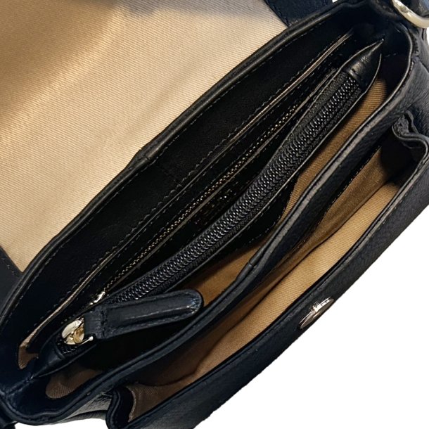 Rhina, Belsac sort crossbody i skind med overslag og lang regulerbar rem