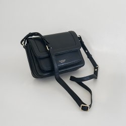 Rhina, Belsac sort crossbody i skind med overslag og lang regulerbar rem