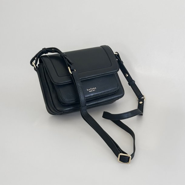Rhina, Belsac sort crossbody i skind med overslag og lang regulerbar rem