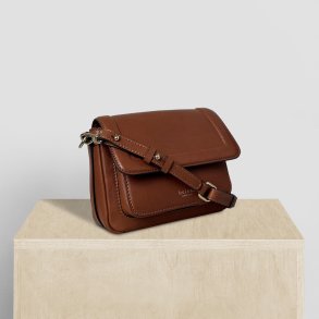Rhina, Belsac cognac crossbody i skind med overslag og lang regulerbar rem