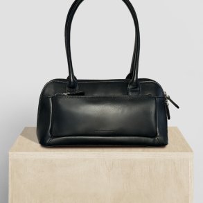 Amaliemia, Belsac sort skuldertaske i skind med kraftig skulderrem