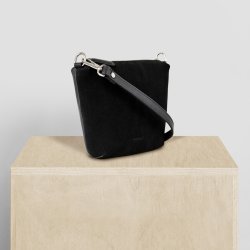 Ciana, Belsac sort crossbody i blødt skind med front i ruskind og lang rem