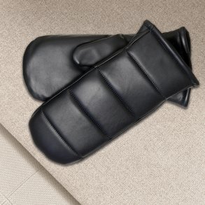 Mauda, Belsac skindluffe i sort med syninger p oversiden