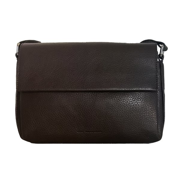 Fala, Belsac brun crossbody med overslag og lang regulerbar rem