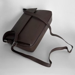 Fala, Belsac brun crossbody med overslag og lang regulerbar rem