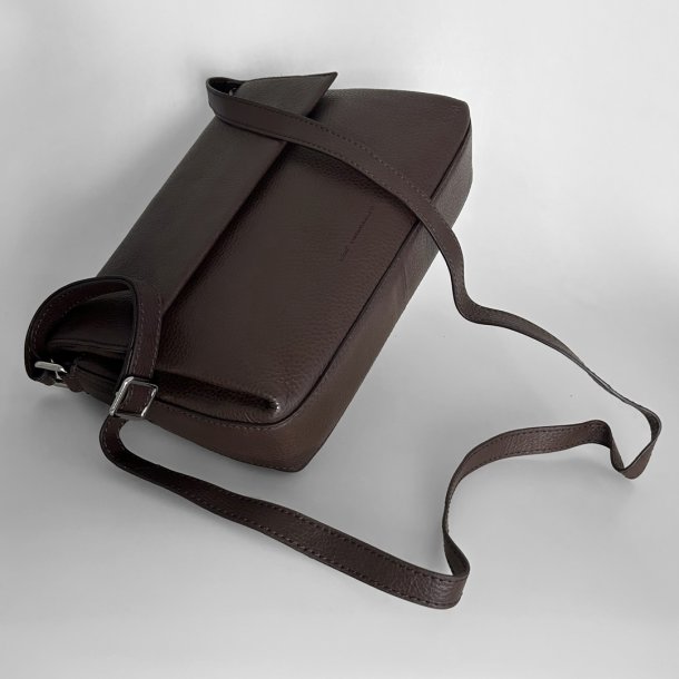 Fala, Belsac brun crossbody med overslag og lang regulerbar rem
