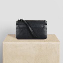 Winnie, Belsac sort clutch i skind med udvendige rum og hndledsrem