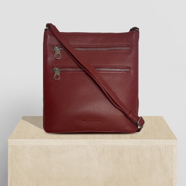 Anje, Belsac rd crossbody med et stort rum og lang regulerbar rem