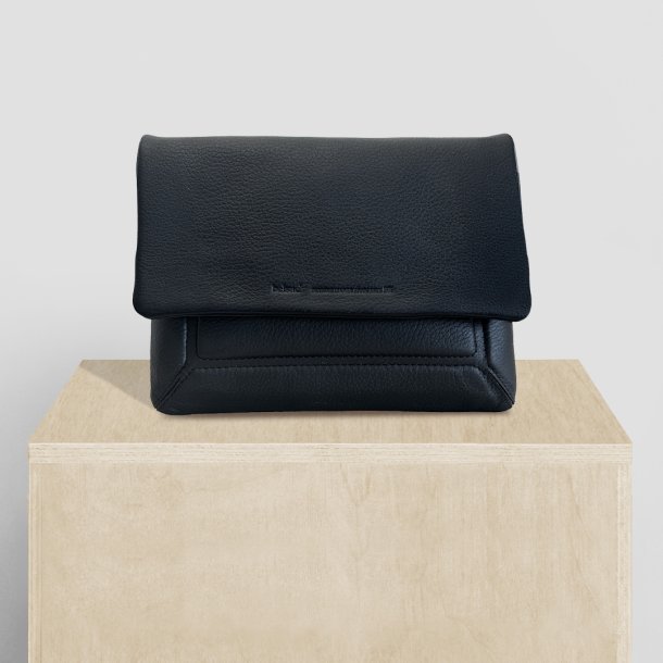 Talita, Belsac sort clutch/crossbody i skind med overslag og lang regulerbar rem