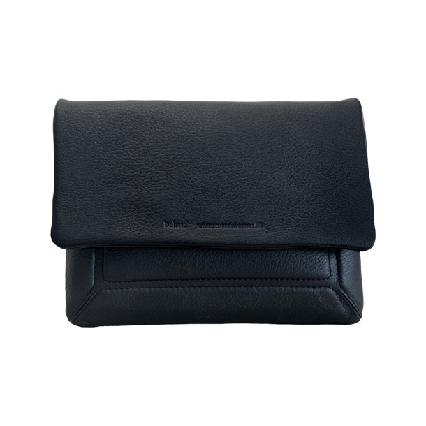 Talita, Belsac sort clutch/crossbody i skind med overslag og lang regulerbar rem