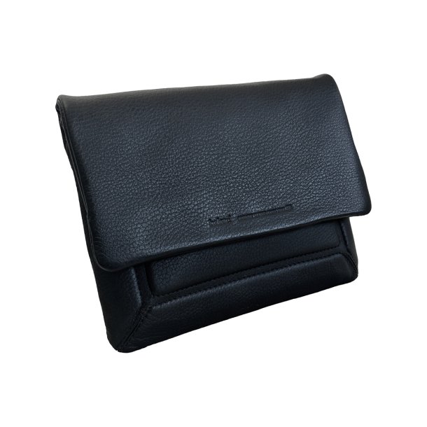 Talita, Belsac sort clutch/crossbody i skind med overslag og lang regulerbar rem