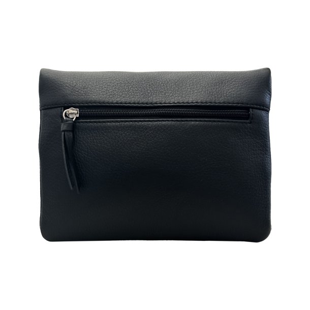 Talita, Belsac sort clutch/crossbody i skind med overslag og lang regulerbar rem