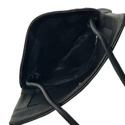 Talita, Belsac sort clutch/crossbody i skind med overslag og lang regulerbar rem