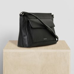  Kasa, Belsac sort crossbody i bldt skind med stor forlomme og lang rem