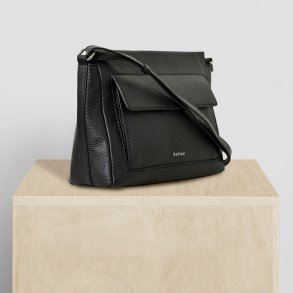  Kasa, Belsac sort crossbody i bldt skind med stor forlomme og lang rem