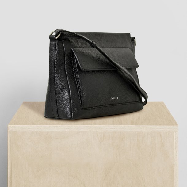  Kasa, Belsac sort crossbody i bldt skind med stor forlomme og lang rem